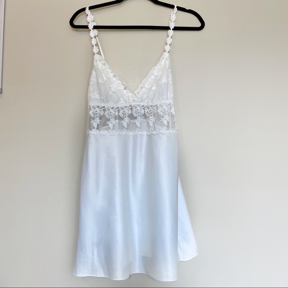 Flora Nikrooz Other - Flora Nikrooz Lace Floral Applique Satiny Slip Chemise Ivory